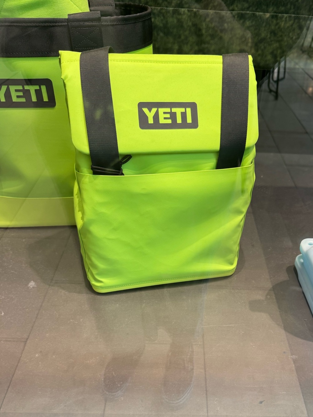 YETI  DAYTRIP
14L INSULATED TOTE BAG VENOM